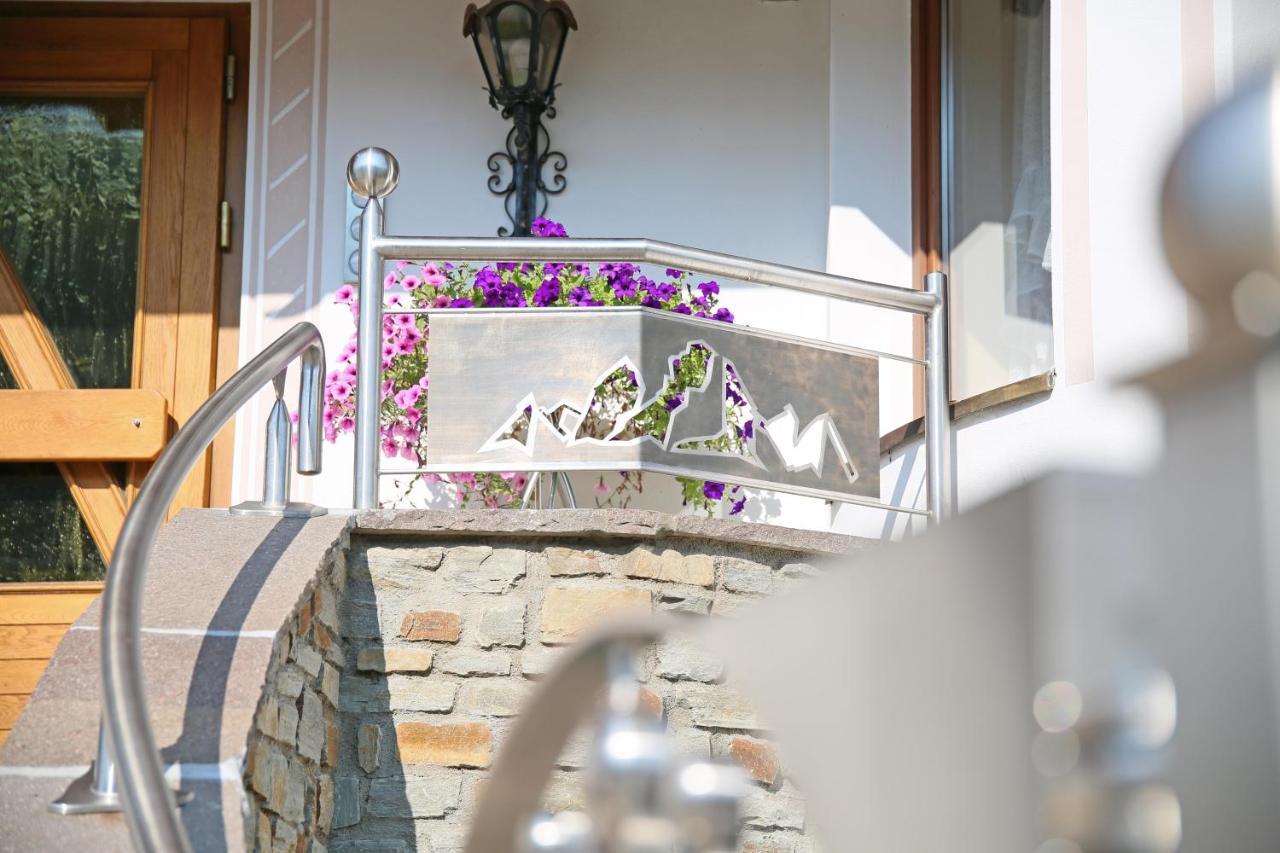 Pension Alpenhof B&B コッレ・イザルコ エクステリア 写真