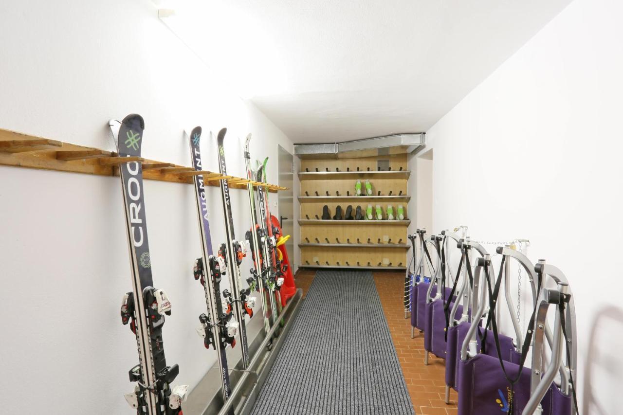 Pension Alpenhof B&B コッレ・イザルコ エクステリア 写真