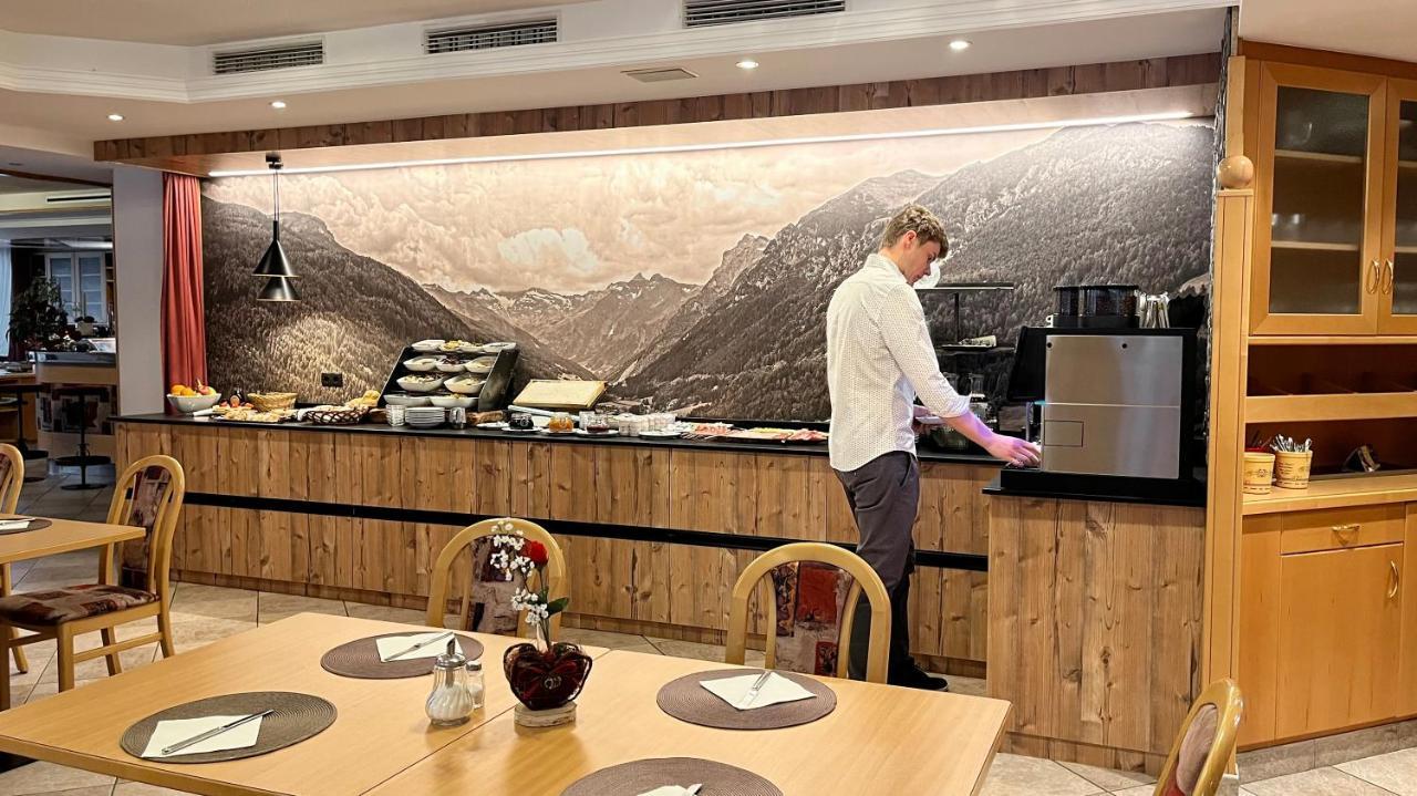 Pension Alpenhof B&B コッレ・イザルコ エクステリア 写真