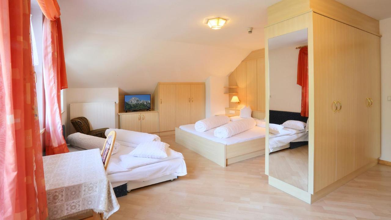 Pension Alpenhof B&B コッレ・イザルコ エクステリア 写真
