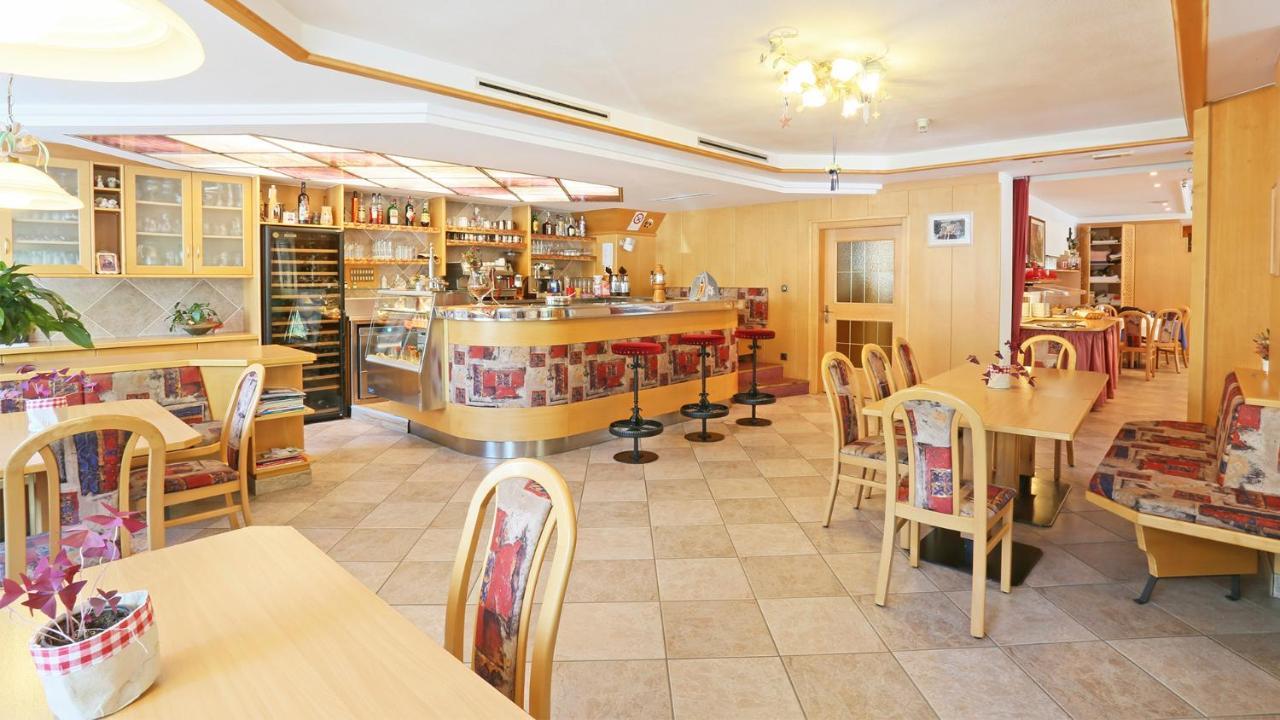 Pension Alpenhof B&B コッレ・イザルコ エクステリア 写真