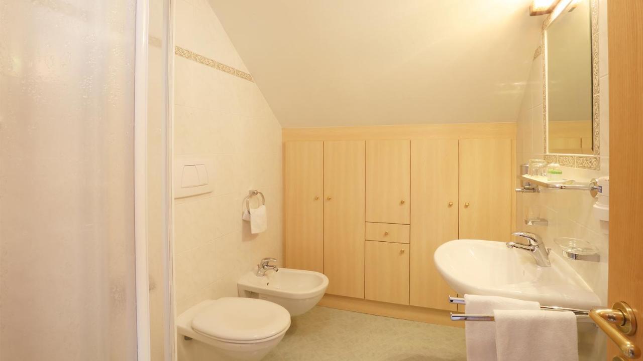 Pension Alpenhof B&B コッレ・イザルコ エクステリア 写真